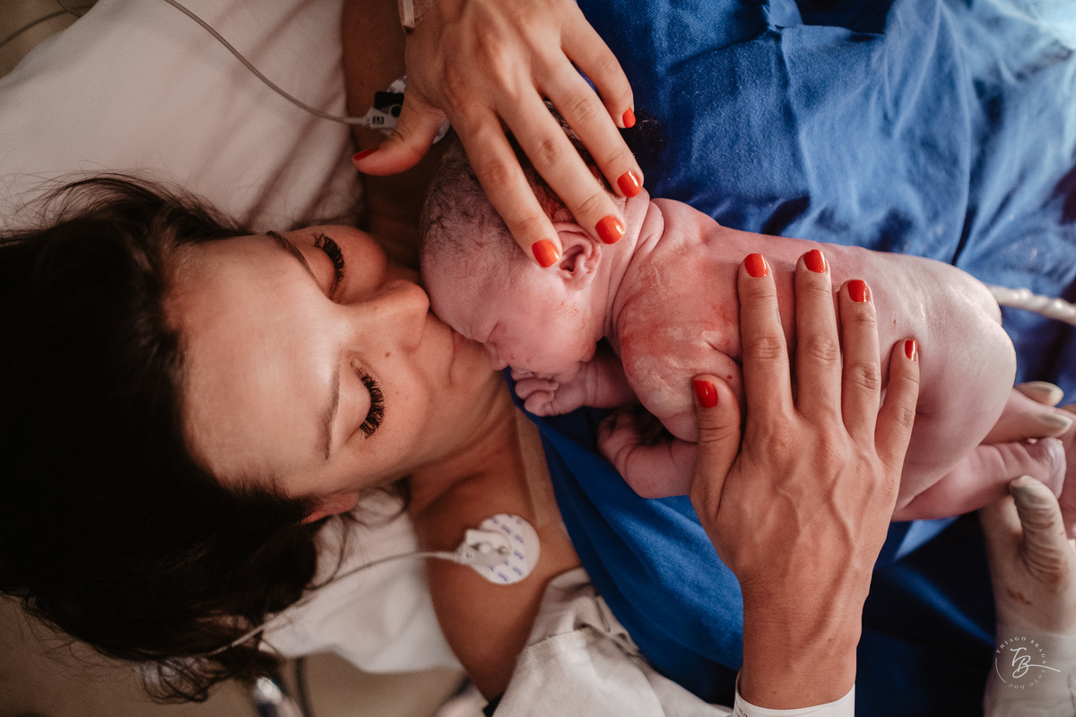 Cesárea humanizada, nascimento da Amália, Maternidade Ilha em Florianópolis por Thiago Braga fotografia de parto