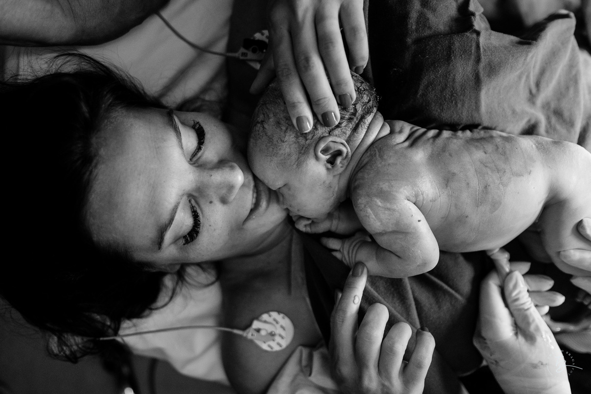 Cesárea humanizada, nascimento da Amália, Maternidade Ilha em Florianópolis por Thiago Braga fotografia de parto