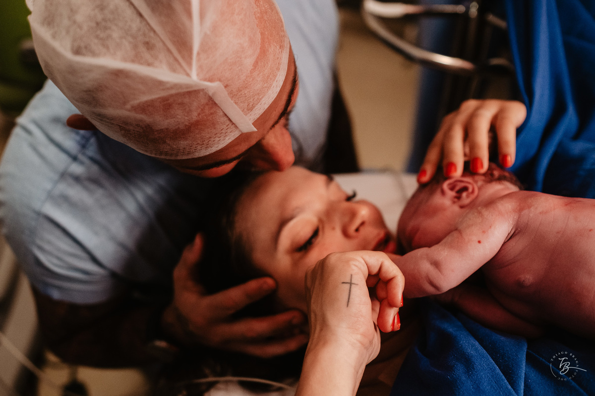Cesárea humanizada, nascimento da Amália, Maternidade Ilha em Florianópolis por Thiago Braga fotografia de parto