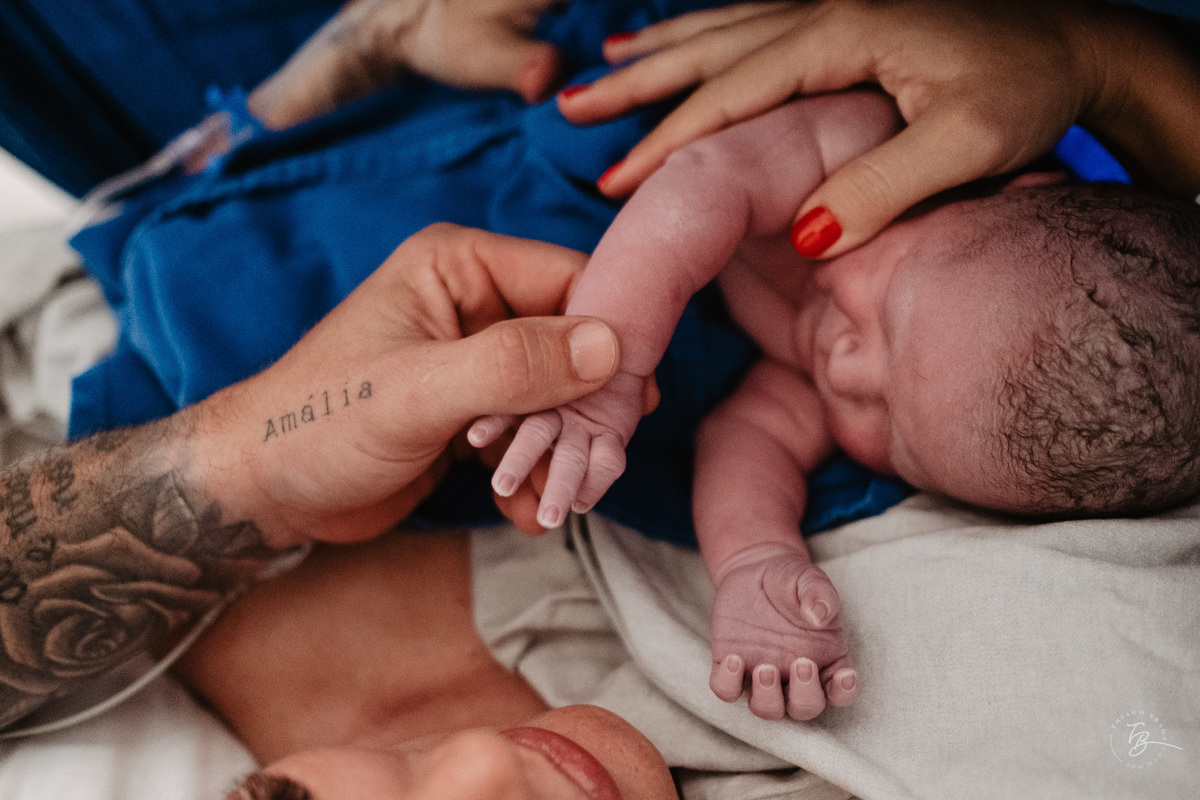 Cesárea humanizada, nascimento da Amália, Maternidade Ilha em Florianópolis por Thiago Braga fotografia de parto