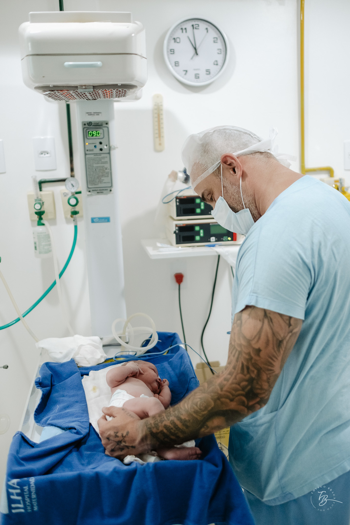 Cesárea humanizada, nascimento da Amália, Maternidade Ilha em Florianópolis por Thiago Braga fotografia de parto