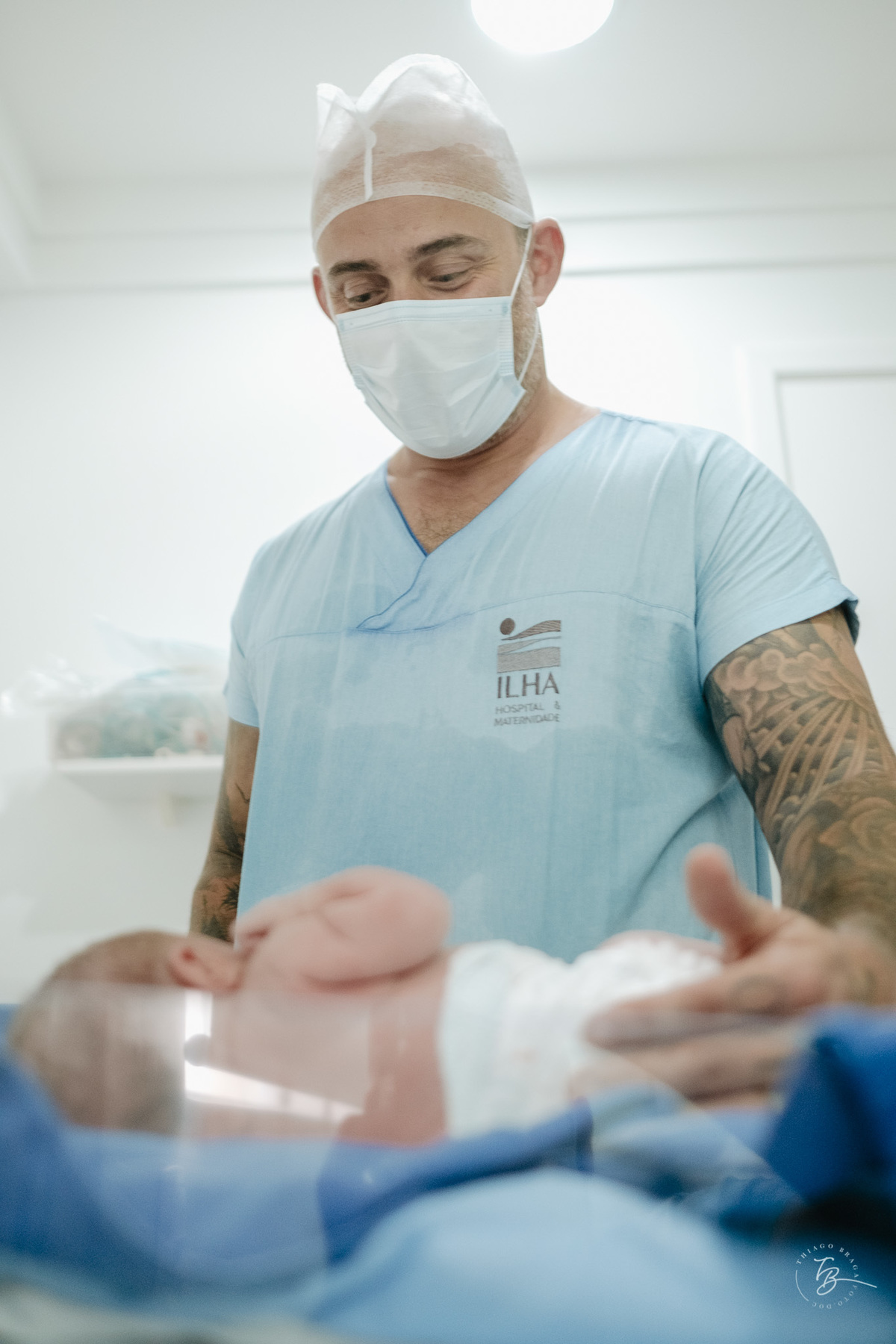Cesárea humanizada, nascimento da Amália, Maternidade Ilha em Florianópolis por Thiago Braga fotografia de parto