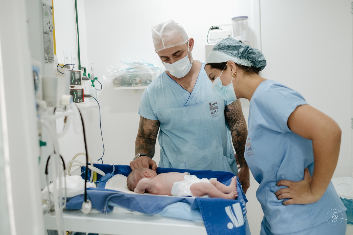 Cesárea humanizada, nascimento da Amália, Maternidade Ilha em Florianópolis por Thiago Braga fotografia de parto