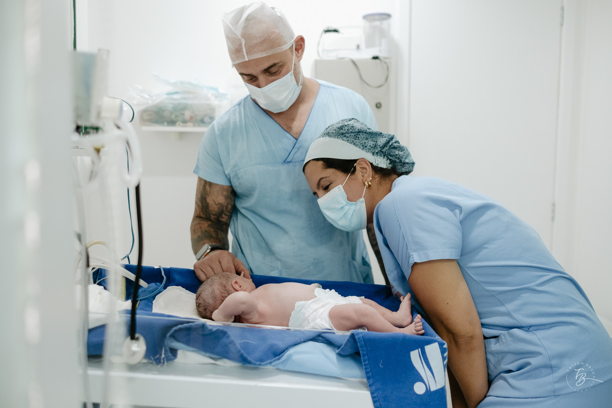 Cesárea humanizada, nascimento da Amália, Maternidade Ilha em Florianópolis por Thiago Braga fotografia de parto