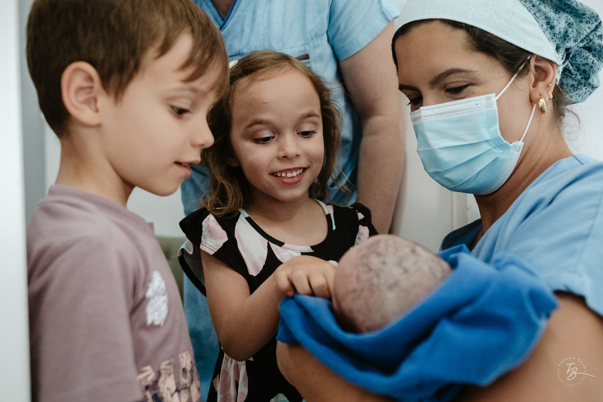 Cesárea humanizada, nascimento da Amália, Maternidade Ilha em Florianópolis por Thiago Braga fotografia de parto