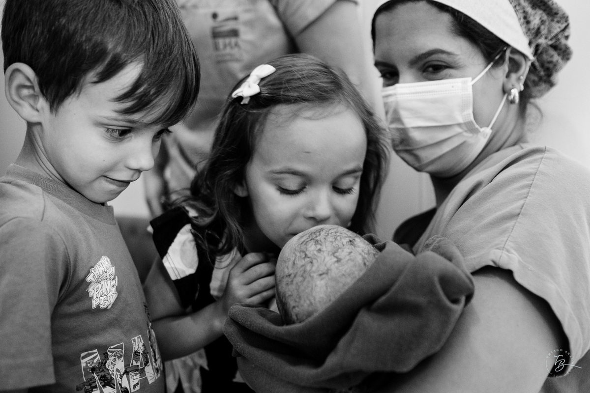 Cesárea humanizada, nascimento da Amália, Maternidade Ilha em Florianópolis por Thiago Braga fotografia de parto