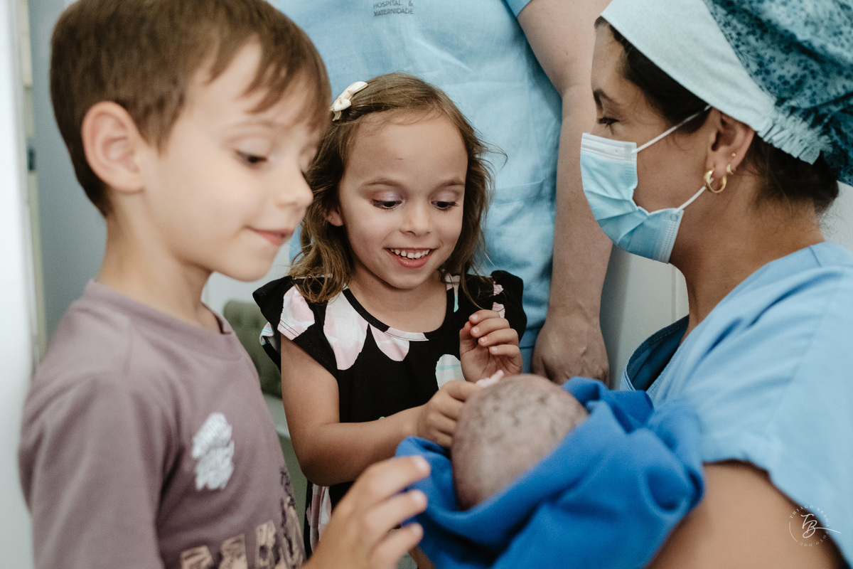 Cesárea humanizada, nascimento da Amália, Maternidade Ilha em Florianópolis por Thiago Braga fotografia de parto