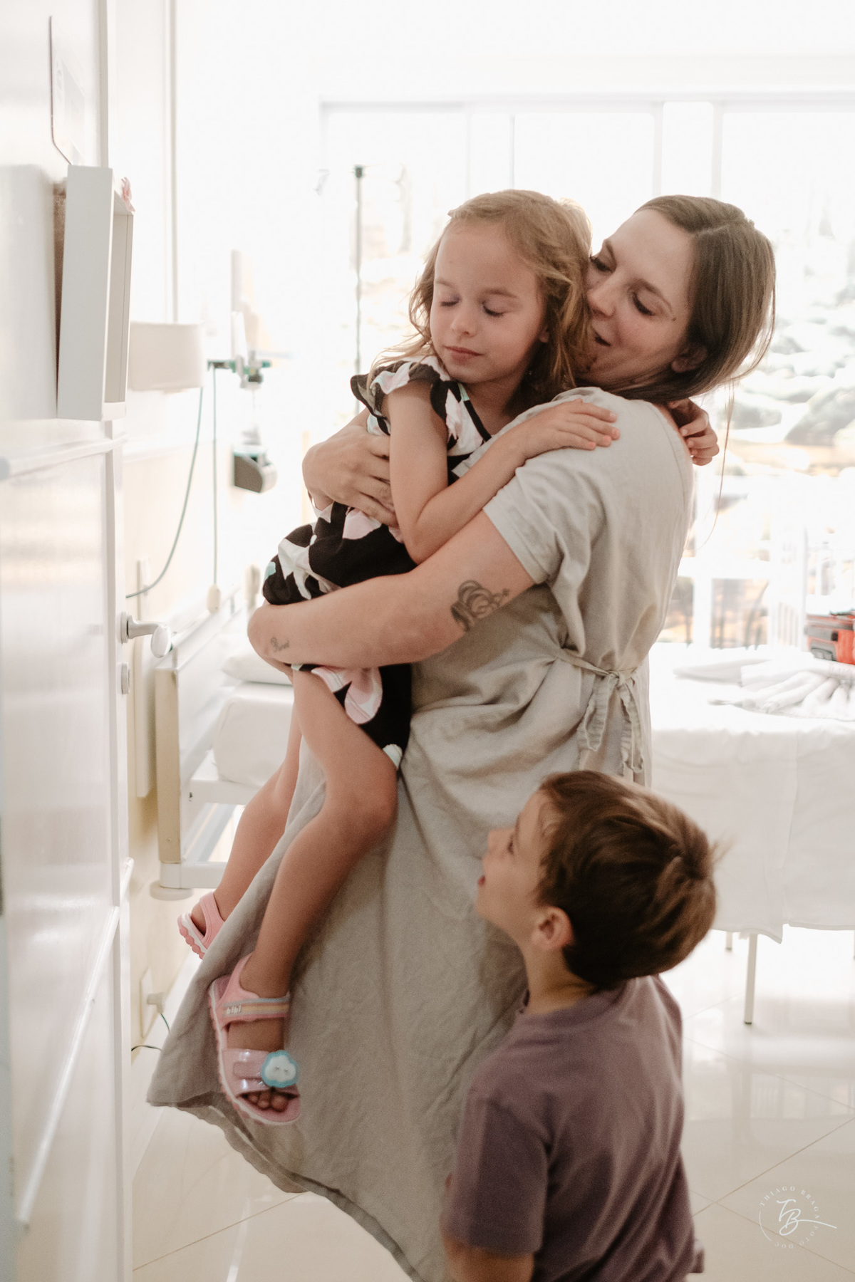 Cesárea humanizada, nascimento da Amália, Maternidade Ilha em Florianópolis por Thiago Braga fotografia de parto