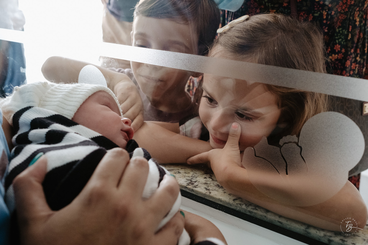 Cesárea humanizada, nascimento da Amália, Maternidade Ilha em Florianópolis por Thiago Braga fotografia de parto