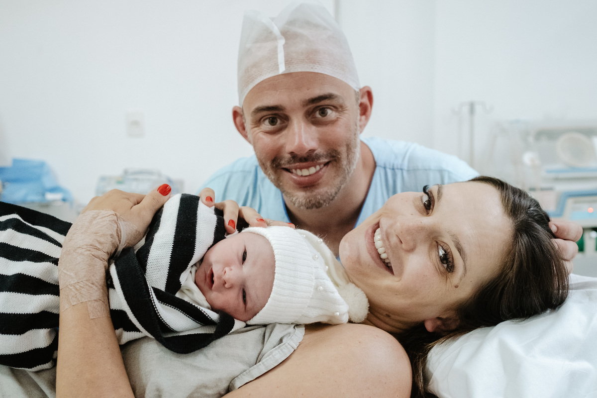 Cesárea humanizada, nascimento da Amália, Maternidade Ilha em Florianópolis por Thiago Braga fotografia de parto