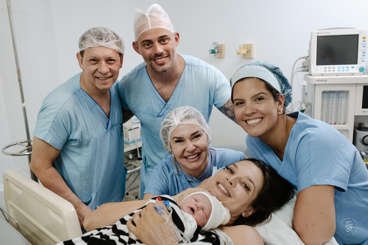 Cesárea humanizada, nascimento da Amália, Maternidade Ilha em Florianópolis por Thiago Braga fotografia de parto