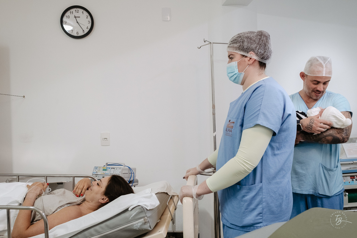 Cesárea humanizada, nascimento da Amália, Maternidade Ilha em Florianópolis por Thiago Braga fotografia de parto