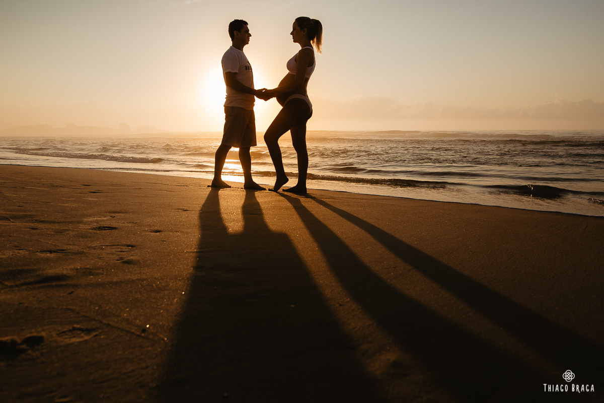 Sessão de fotos Gestante no amanhecer do Sol na Praia Mole em Florianópolis. 