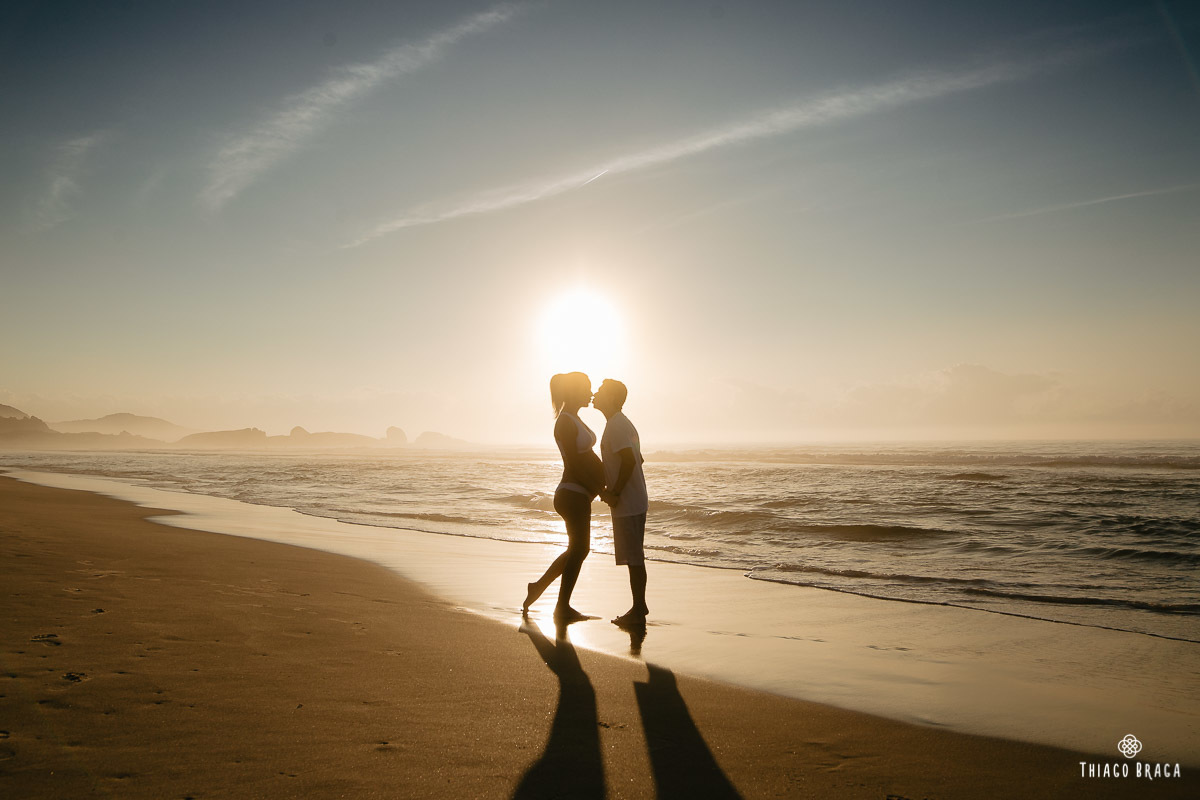 Sessão de fotos Gestante no amanhecer do Sol na Praia Mole em Florianópolis. 