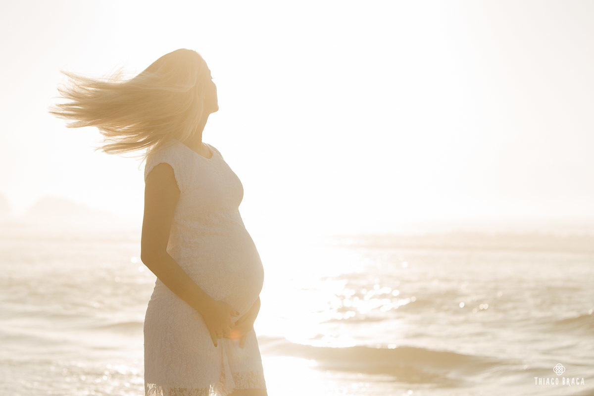 Sessão de fotos Gestante no amanhecer do Sol na Praia Mole em Florianópolis. 