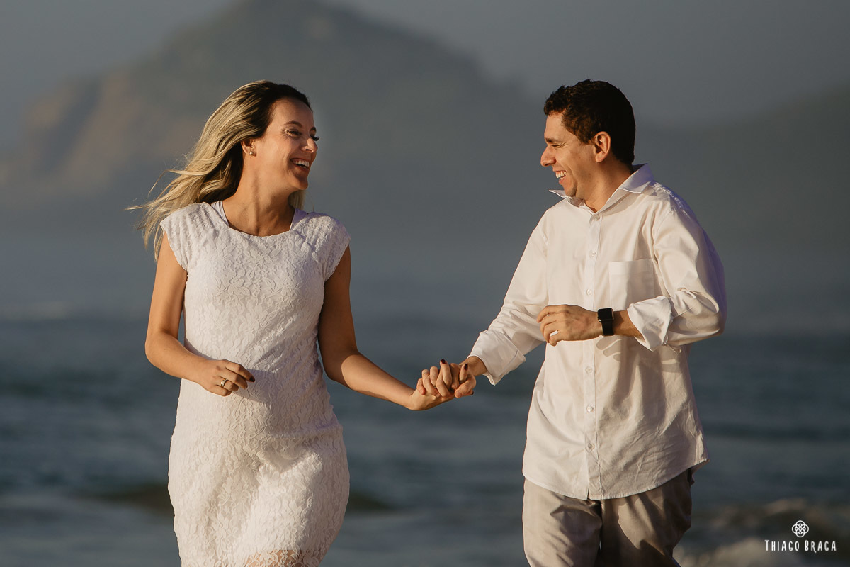 Sessão de fotos Gestante no amanhecer do Sol na Praia Mole em Florianópolis. 