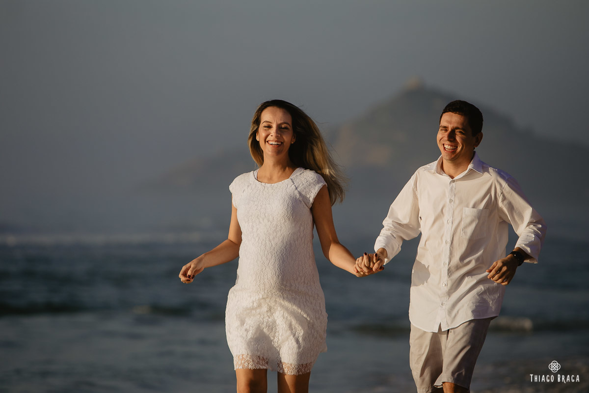 Sessão de fotos Gestante no amanhecer do Sol na Praia Mole em Florianópolis. 
