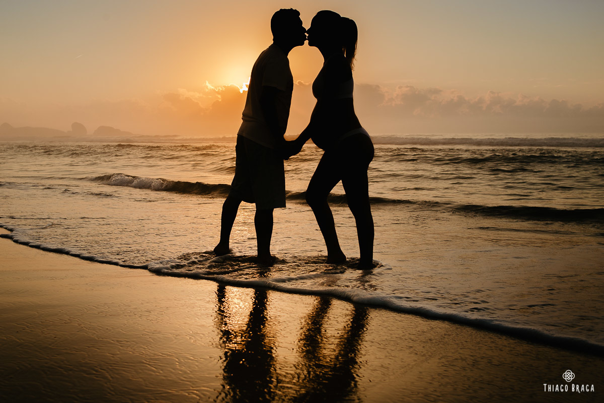 Sessão de fotos Gestante no amanhecer do Sol na Praia Mole em Florianópolis. 