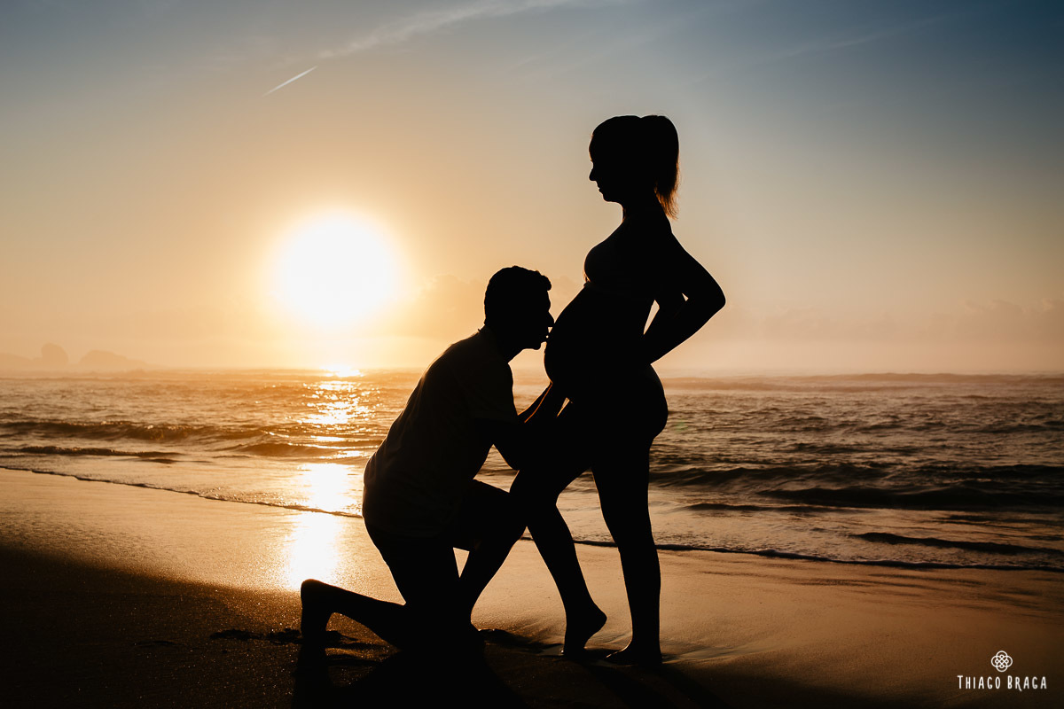Sessão de fotos Gestante no amanhecer do Sol na Praia Mole em Florianópolis. 
