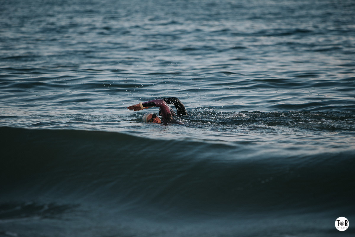 Ensaio pré-casamento em Jurerê - Florianópolis.Imagens esportivas de casal em Florianópolis. Ensaio casal - Geane e Alan