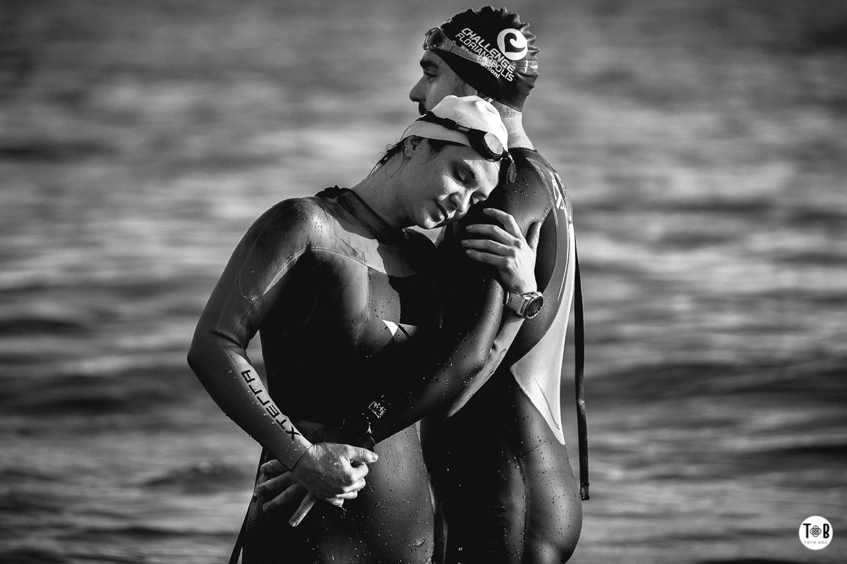 Ensaio pré-casamento em Jurerê - Florianópolis.Imagens esportivas de casal em Florianópolis. Ensaio casal - Geane e Alan