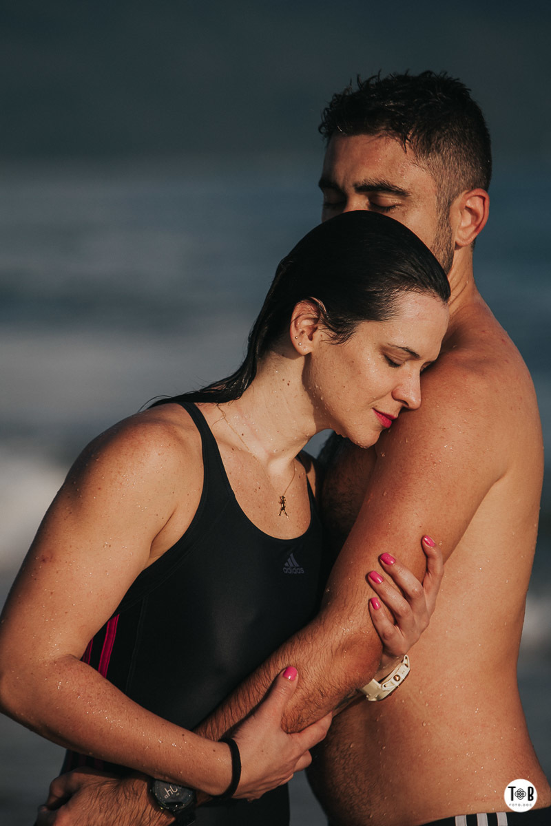 Ensaio pré-casamento em Jurerê - Florianópolis.Imagens esportivas de casal em Florianópolis. Ensaio casal - Geane e Alan