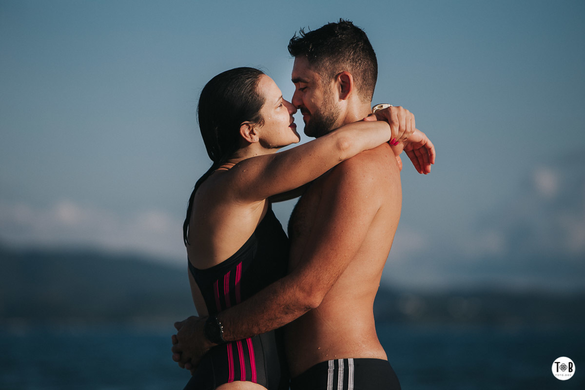 Ensaio pré-casamento em Jurerê - Florianópolis.Imagens esportivas de casal em Florianópolis. Ensaio casal - Geane e Alan