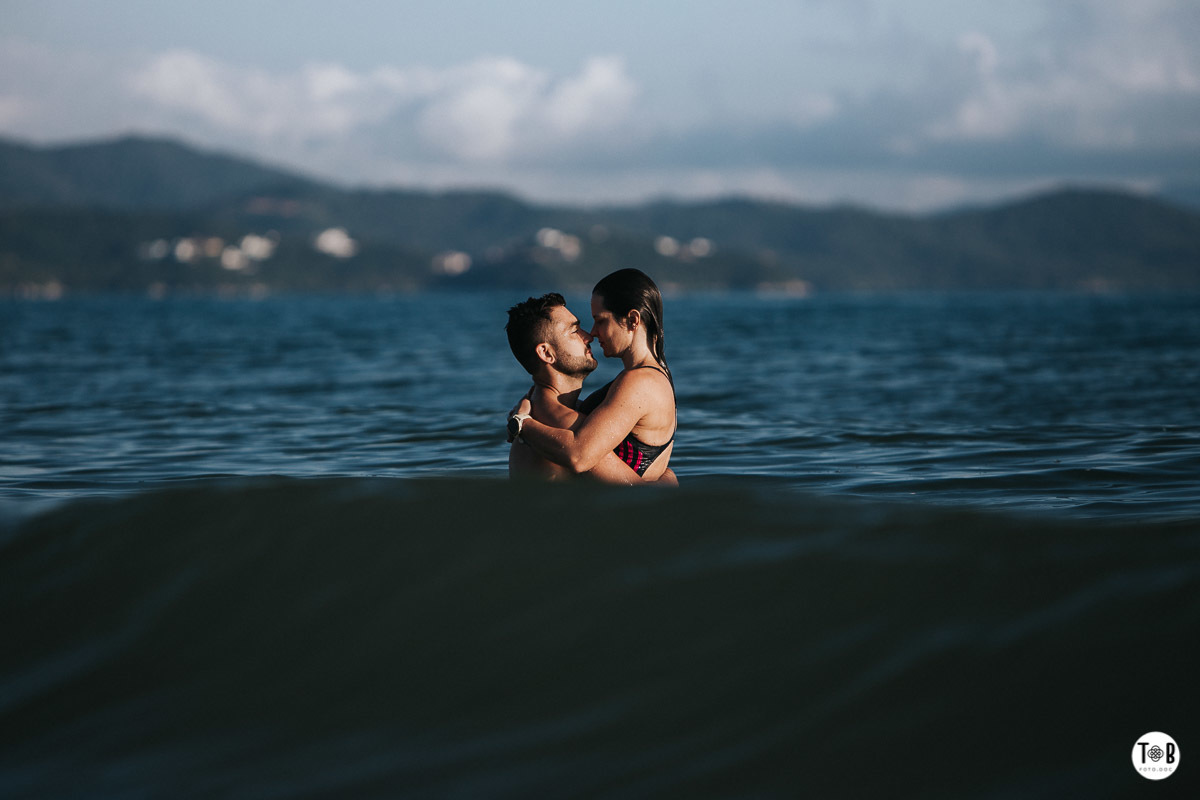 Ensaio pré-casamento em Jurerê - Florianópolis.Imagens esportivas de casal em Florianópolis. Ensaio casal - Geane e Alan