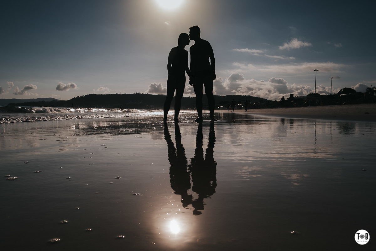 Ensaio pré-casamento em Jurerê - Florianópolis.Imagens esportivas de casal em Florianópolis. Ensaio casal - Geane e Alan