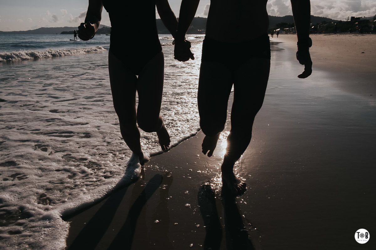 Ensaio pré-casamento em Jurerê - Florianópolis.Imagens esportivas de casal em Florianópolis. Ensaio casal - Geane e Alan