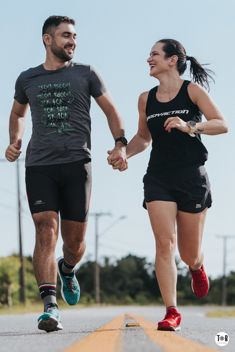Ensaio pré-casamento em Jurerê - Florianópolis.Imagens esportivas de casal em Florianópolis. Ensaio casal - Geane e Alan