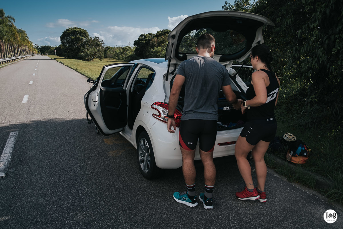 Ensaio pré-casamento em Jurerê - Florianópolis.Imagens esportivas de casal em Florianópolis. Ensaio casal - Geane e Alan