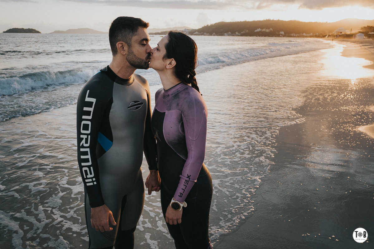 Ensaio pré-casamento em Jurerê - Florianópolis.Imagens esportivas de casal em Florianópolis. Ensaio casal - Geane e Alan