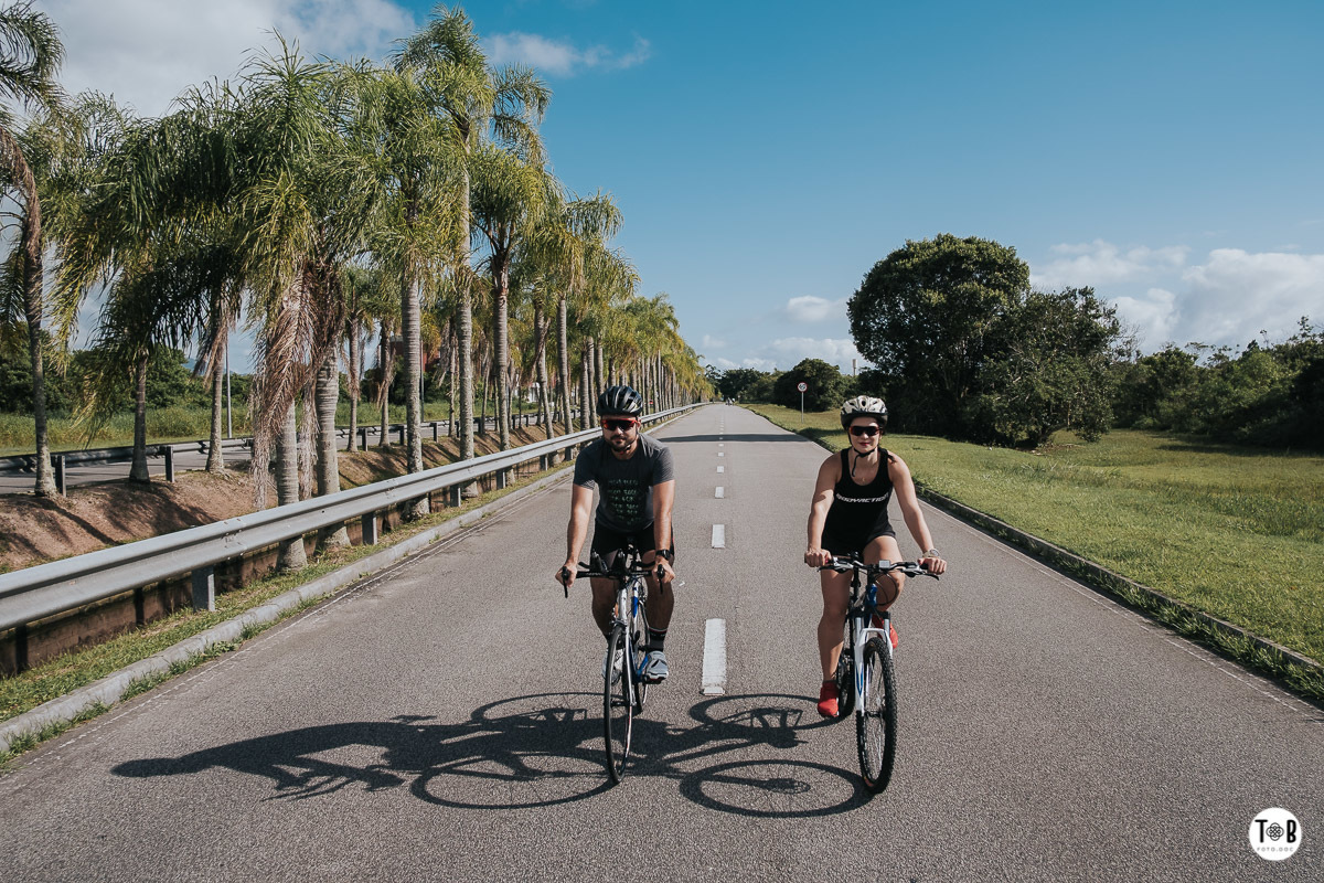 Ensaio pré-casamento em Jurerê - Florianópolis.Imagens esportivas de casal em Florianópolis. Ensaio casal - Geane e Alan