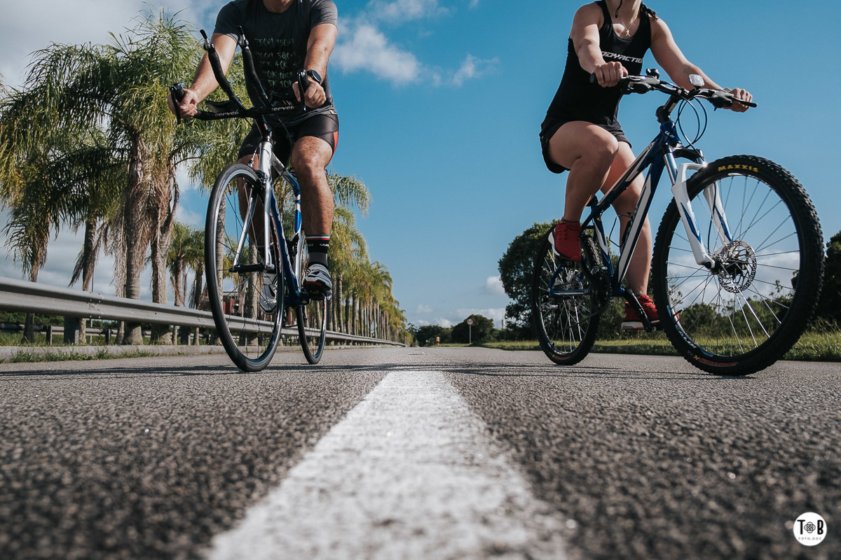 Ensaio pré-casamento em Jurerê - Florianópolis.Imagens esportivas de casal em Florianópolis. Ensaio casal - Geane e Alan