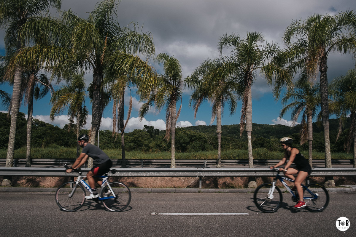 Ensaio pré-casamento em Jurerê - Florianópolis.Imagens esportivas de casal em Florianópolis. Ensaio casal - Geane e Alan