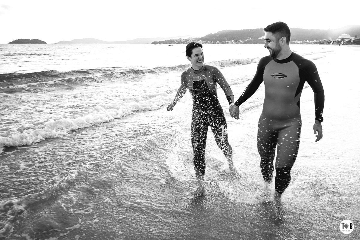Ensaio pré-casamento em Jurerê - Florianópolis.Imagens esportivas de casal em Florianópolis. Ensaio casal - Geane e Alan
