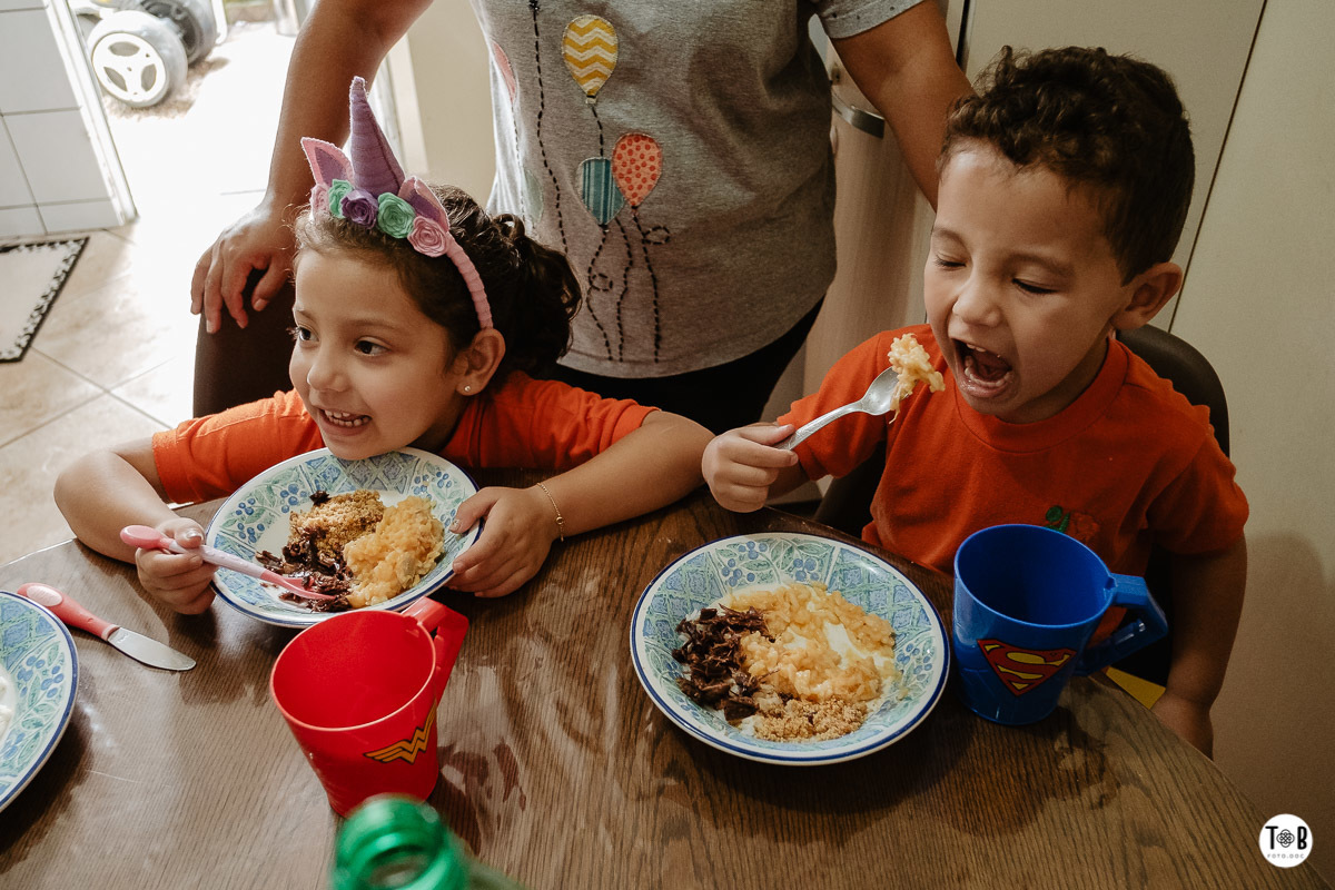 Fotografia documental de familia em São José dos Pinhais, Paraná. Família Oliveira Leber - 05 anos da Julia.