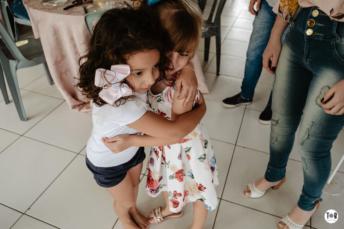 Fotografia documental de familia em São José dos Pinhais, Paraná. Família Oliveira Leber - 05 anos da Julia.
