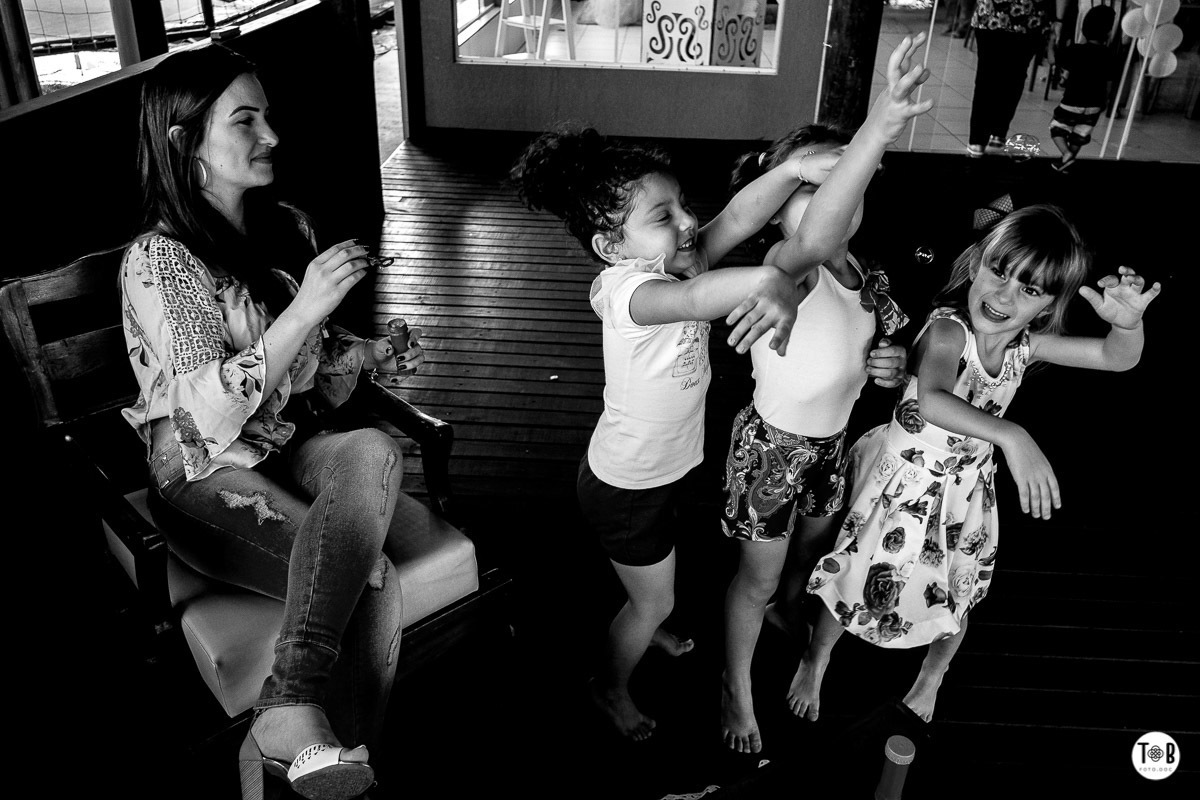 Fotografia documental de familia em São José dos Pinhais, Paraná. Família Oliveira Leber - 05 anos da Julia.