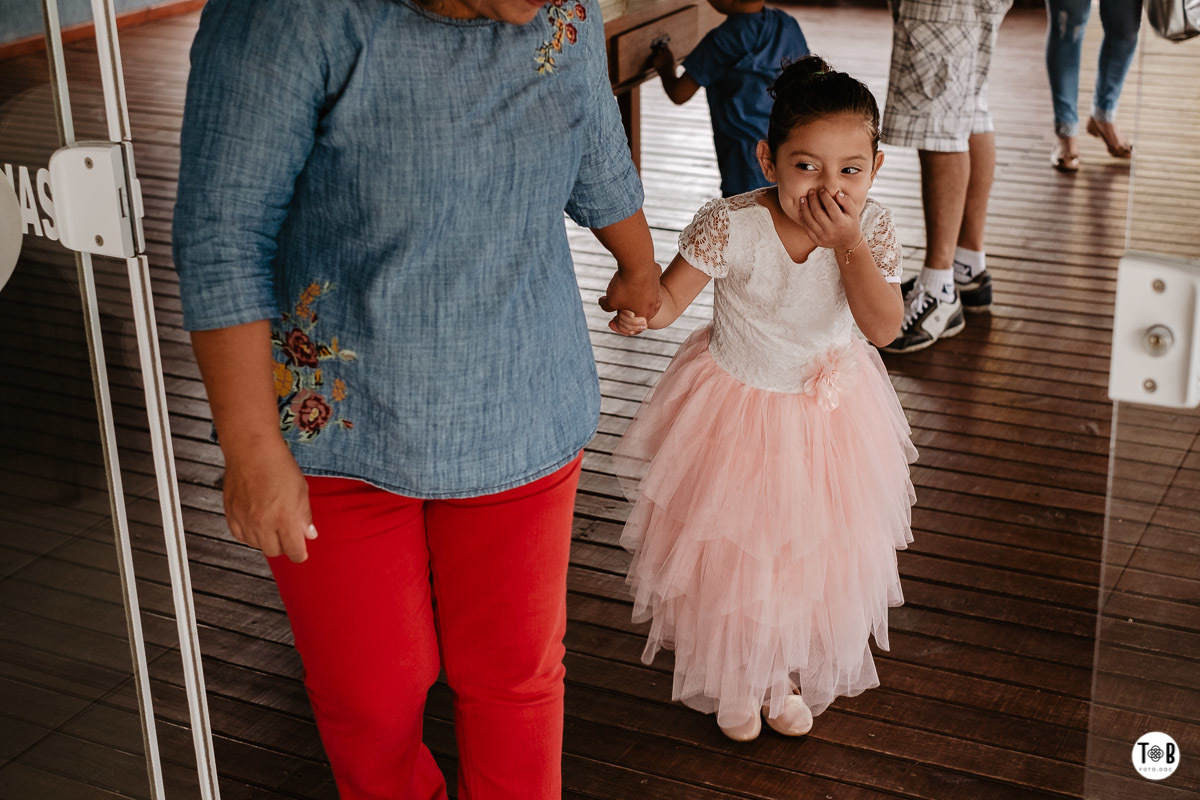 Fotografia documental de familia em São José dos Pinhais, Paraná. Família Oliveira Leber - 05 anos da Julia.