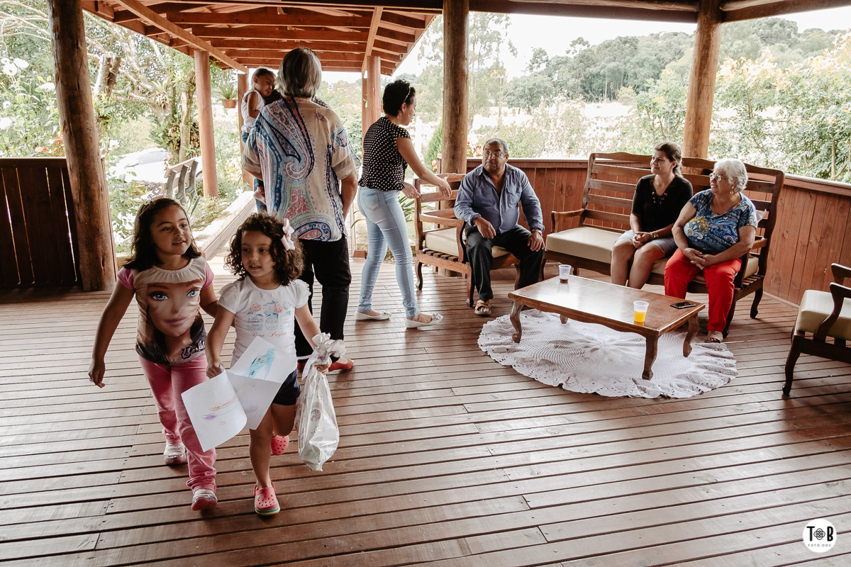 Fotografia documental de familia em São José dos Pinhais, Paraná. Família Oliveira Leber - 05 anos da Julia.