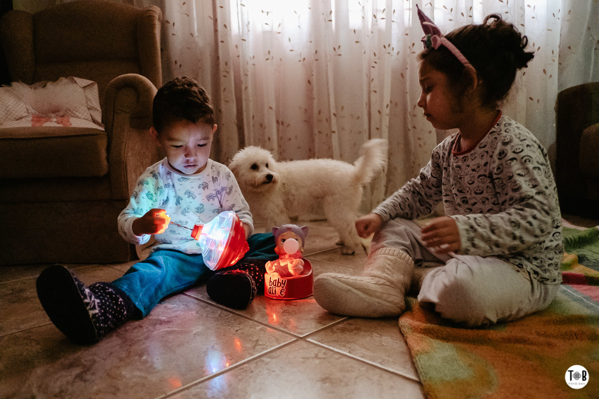 Fotografia documental de familia em São José dos Pinhais, Paraná. Família Oliveira Leber - 05 anos da Julia.