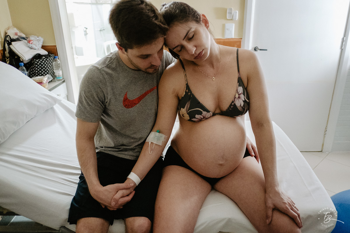 Histórias de nascimento em Florianopolis/SC. A chegada da Bia. Fotografia documental de parto. Ilha Maternidade. Thiago Braga Fotografia. 