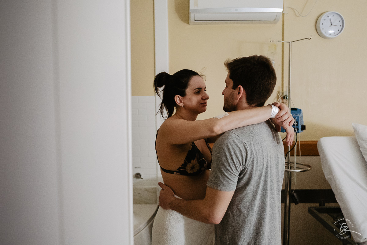 Histórias de nascimento em Florianopolis/SC. A chegada da Bia. Fotografia documental de parto. Ilha Maternidade. Thiago Braga Fotografia. 