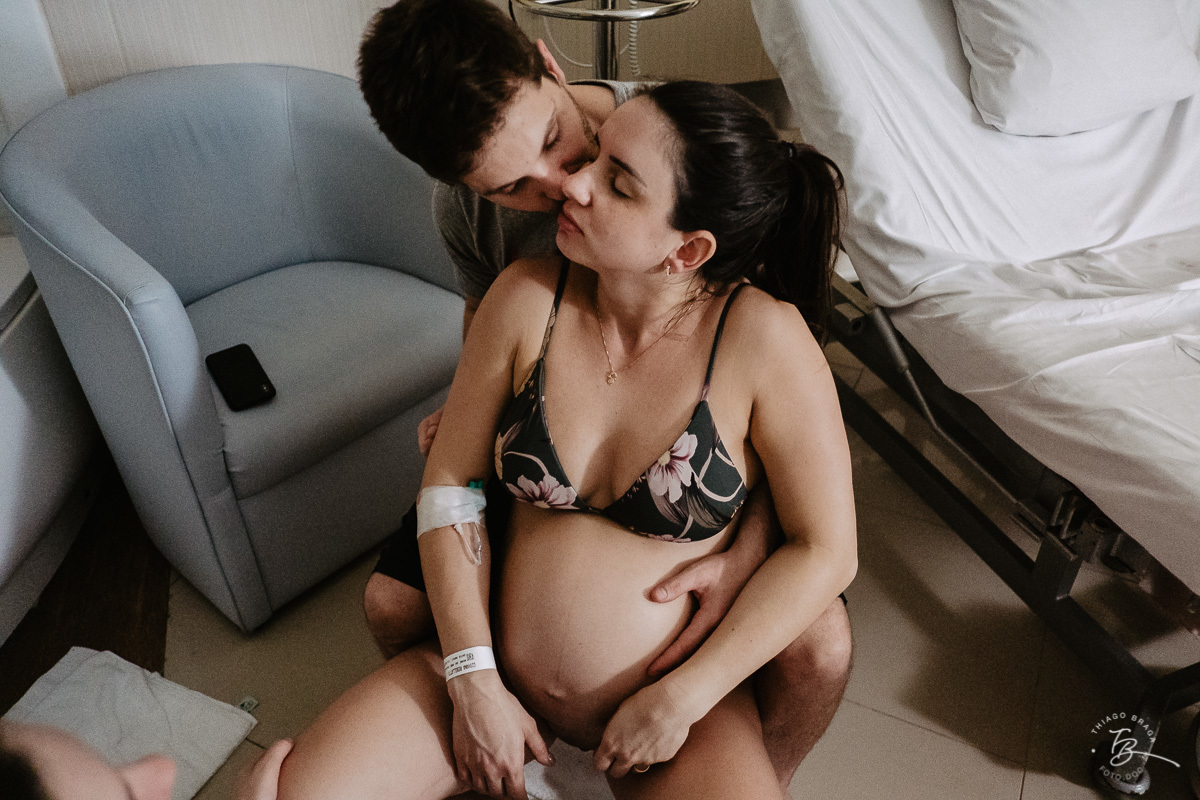 Histórias de nascimento em Florianopolis/SC. A chegada da Bia. Fotografia documental de parto. Ilha Maternidade. Thiago Braga Fotografia. 