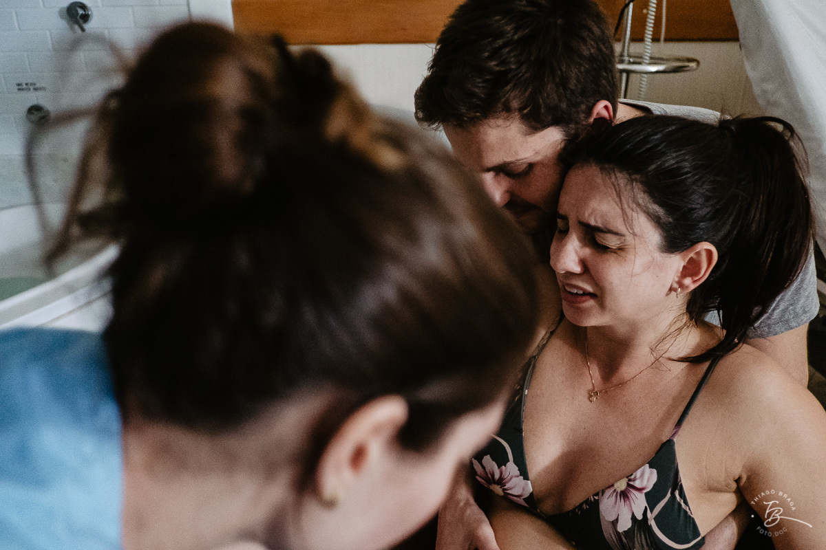 Histórias de nascimento em Florianopolis/SC. A chegada da Bia. Fotografia documental de parto. Ilha Maternidade. Thiago Braga Fotografia. 