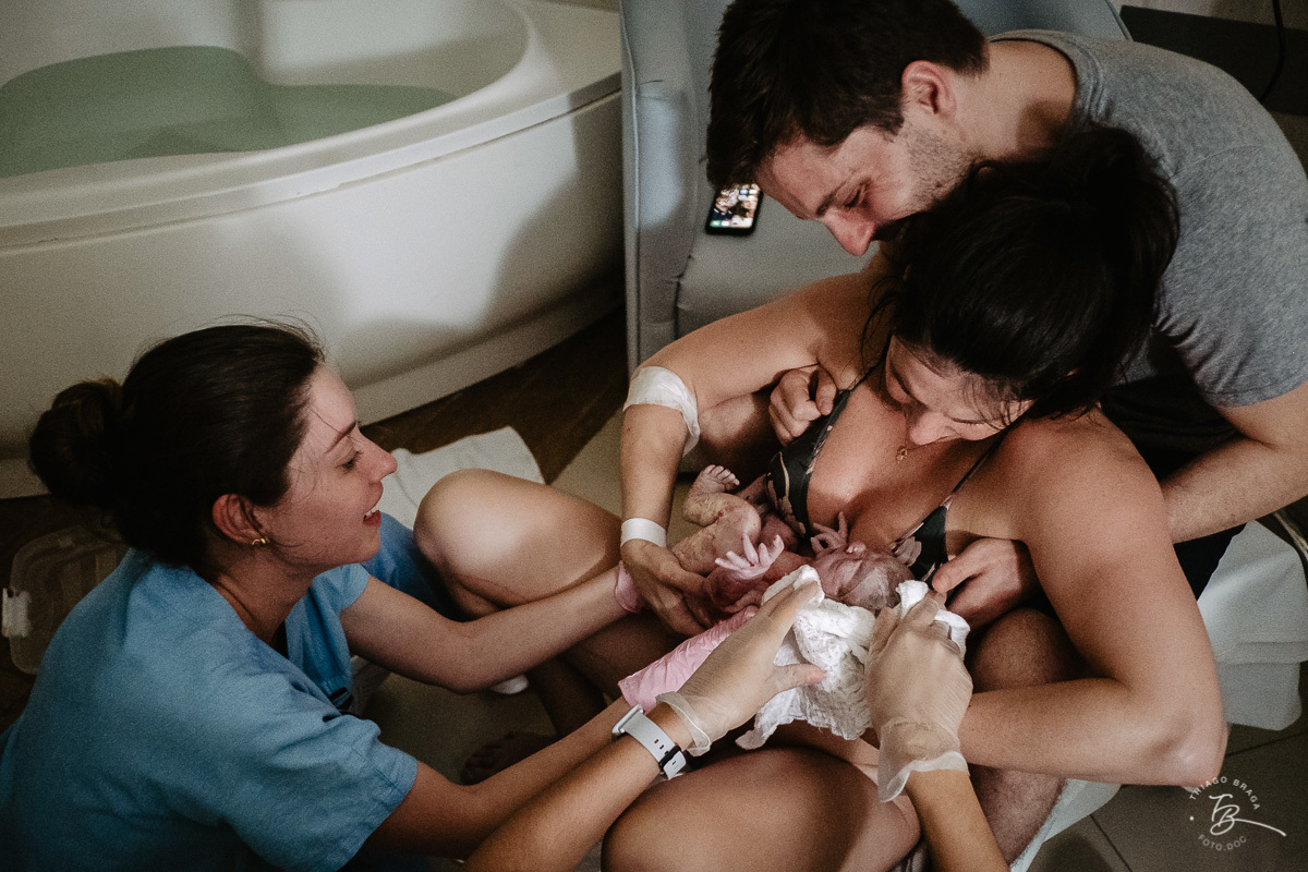 Histórias de nascimento em Florianopolis/SC. A chegada da Bia. Fotografia documental de parto. Ilha Maternidade. Thiago Braga Fotografia. 