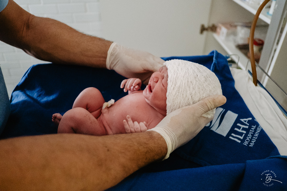 Histórias de nascimento em Florianopolis/SC. A chegada da Bia. Fotografia documental de parto. Ilha Maternidade. Thiago Braga Fotografia. 