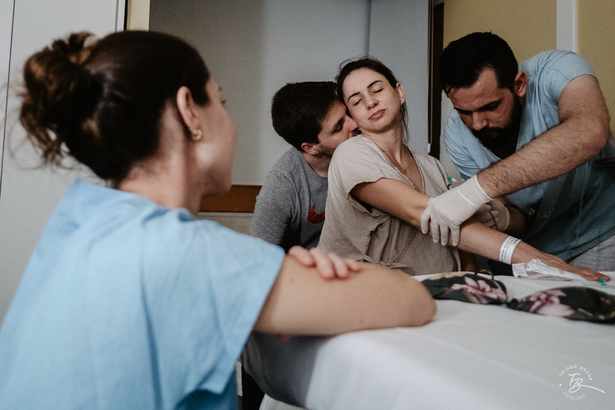 Histórias de nascimento em Florianopolis/SC. A chegada da Bia. Fotografia documental de parto. Ilha Maternidade. Thiago Braga Fotografia. 